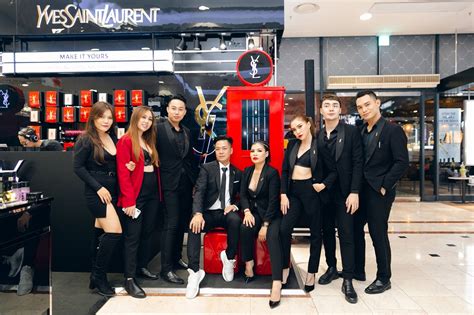 Cửa hàng YSL Beauty Station chính thức khai trương .